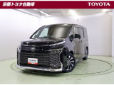 スクエア型の大きく開いたフロントグリルが独創的なフロントマスク。リヤガラスは大きく、迫力あるリヤスタイルの【ヴォクシー】。 先鋭的で独創的な外観と広い室内空間が人気の車です。この車は車検整備付きです。