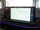 ◆Google マップ◆運転中も音声だけで安全に目的地設定ができます。交通状況の変化をリアルタイムに反映し、最適なルートをご案内します。