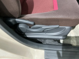 シートハイトアジャスターが付いているので運転姿勢を調整するのに便利ですね。身長に合ったシートポジションは安全運転や疲労軽減にもつながります。