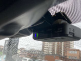 ナビ連動型ドライブレコーダーを装備。万が一の際に映像を記録し、ナビモニターにて再生、確認を行う事が出来ます。又、駐車監視機能を搭載しておりますので、お車駐車中の当て逃げの際にも自動録画致します