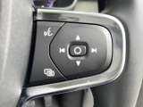 【ステアリングスイッチ】運転中、前方から目線をそらさずにオーディオ等の操作ができるよう、適切に配置されたスイッチ類。安心&快適なドライブを演出してくれる便利な機能です。