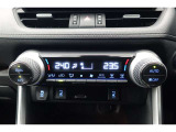 ★運転席と助手席でそれぞれお好みに合わせて温度設定が行えるフルオートエアコンです。外気温や室温、日射量を感知し、吹き出し温度、風量を緻密に制御します