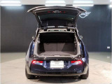 BMWではスペアタイヤが非搭載となるため、スペースは拡大されており、収納スペースとして利用可能。トランクの下にも収納スペースがあり、意外と役に立つスペースでございます。