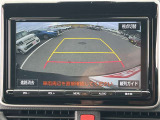 【バックモニター】後方の障害物や歩行者を確認できるバックモニター。狭い駐車場や混雑した場所でも安心して車を操作できます。
