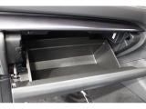 車検証ケースや取扱説明書は助手席の大型グローブボックスに収納可能。