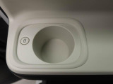 ホットドリンクをちょうど良い温度でキープしてくれる保温機能付きカップホルダー付きです。