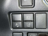 オートマチックハイビームとは、先行車や対向車のライトを認識し、ハイビームとロービームを自動で切り替える機能です。夜道の視界を確保します。詳細は販売店スタッフまでおたずねください。