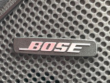 【BOSEサウンドシステム】メーカーオプションの高品位サウンドシステムを搭載。専用のチューニングが施された大小様々なスピーカーから良質なサウンドが奏でられ、臨場感あふれる音響空間を演出します。
