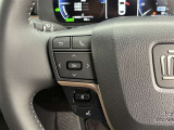 運転中、オーディオの操作をしてて、ハッとしたことはありませんか?ステアリングスイッチは、運転中でもハンドルでオーディオの操作が可能です。安全なドライブをサポートします。