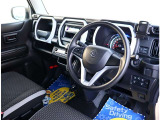 『1台』のお車に対して、3名体制で日々議論を重ね仕入れを行っております。