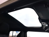 【大型サンルーフ】車内の解放感が一気に上がる大型のパノラマルーフ!季節を問わず開放的で快適なドライブをお楽しみいただけます。流通量も少なく希少価値の高い人気の装備です♪