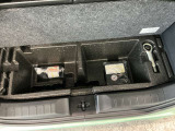 トランク下部には、パンク修理剤が入っています。