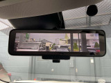 スマートルームミラーは、車両後方に設置されたカメラの映像を、ルームミラーに映し出すことで、死角をなくし、安全性を向上させることができます。また、夜間や雨天時でも、クリアな映像を映し出すことができます。
