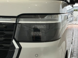 LEDヘッドライトは、点灯の瞬間から最大光量を発揮し、突然暗くなるトンネルなどでの安定感を高めます。