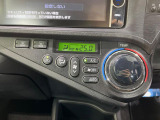 【オートエアコン】一度お好みの温度に設定すれば、車内の温度を検知し風量や温度を自動で調整。暑い&hellip;寒い&hellip;と何度もスイッチ操作をする必要はありません。快適な車内空間には必須の機能ですね♪