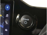 スマートキーを携帯していればキーを取り出さずにドアを施錠&解錠。クルマの始動も可能です。