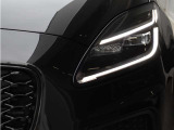 プレミアムLEDヘッドライト(シグネチャーDRL、フロント&リアアニメーションターンランプ、オートハイビームアシスト付)