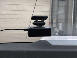 こちらの車両は前後にドライブレコーダーを装備しています。