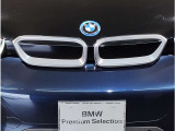 BMWの伝統の丸目4灯ヘッドライトでございます。LEDライトで視認性もよく明るく安全性の向上につながります。
