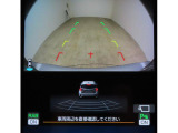 ■リヤビューカメラの映像です。ステアリング連動ガイドラインが、後退時の予想進路を表示し、運転のサポートを致します。