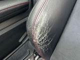 運転席シート部のダメージの写真です。修理も受け付けておりますのでお気軽にスタッフへご相談ください!