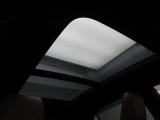 メーカーオプションの電動ムーンルーフが装備されており車内に心地いい開放感を与えてくれます