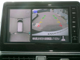 リバースにシフトするとまるで上空から見下ろしているような感じにナビゲーション画面に映し出します