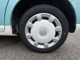 ホイールキャップも2トーンでオシャレ!タイヤサイズは155/65R14です。