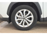 純正なので車に似合うデザインになっていますね。スタッドレスタイヤもご相談下さい。
