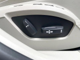 【メモリー機能付きパワーシート】ドライバーごとに設定したシート位置を記憶して、ボタン一つで切り替えできる便利な機能!運転する方が複数名いらっしゃるご家庭におすすめです。
