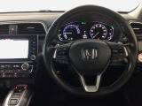 【ハンドル】運転にかかわる様々な操作を安全に行えるように視点移動が少なく操作性に配慮されたスイッチ類が凝縮されたコックピットです。