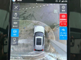 【360&deg;ビューカメラ】4台の高解像度カメラで360度の鳥瞰図を表示。隣の車や壁、死角にある障害物などを画面で確認できるため、狭いスペースでの駐車・出入りも安心です。