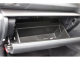 車検証ケースや取扱説明書は助手席の大型グローブボックスに収納可能。
