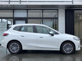 【BMWの伝統-3】BMWのお車は、&ldquo;駆け抜ける歓び&rdquo;を体現しております。走行の安定性とコーナリングの良さを追求し、思い通りにハンドルの操作可能です。