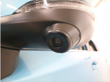 助手席側で見えにくい左前方の映像を、車内のマルチファンクションディスプレイに映し出します。前方への駐車や左寄せ、狭い道でのすれ違いなど、さまざまなシーンで安心して運転できる便利な機能です。