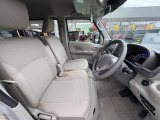 フロントシートはベンチシートです。インパネシフトで足元は広々。運転席と助手席はウォークスルーできます。