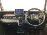 車内は光触媒抗菌消臭施工済です。インパネ周りはスタイリッシュなデザインで機能や装備も充実しています。グローブボックスやカップホルダーのほかにトレーなどたくさんの収納スペースが付いています。
