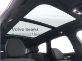 屋根一面まるごととも言える特大サイズのチルトアップ機構付電動パノラマ・ガラス・サンルーフ。晴天時はもちろん、雨天・曇天時にもシェードを開けることで常に開放的な車内空間を実現させてくれます。