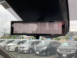 さえぎられがちなルームミラーの後方視界をクリアに保ちます。
