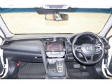 操作性に優れた運転席となります!小物入れや各ボタンの配置にこだわり、使いやすいです!座り心地もよく視認性も良好なのでロングドライブもお任せ下さい!