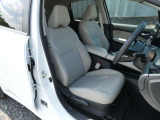 乗り込みやすく、視界の高い運転席です。前席にはシートヒーターが付いています。