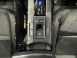 【電動パーキング】ボタンひとつでパーキングON。女性の方や運転に慣れていない方にも安心.