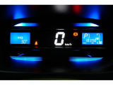 シンプルで視認性に優れたメーターパネルです。