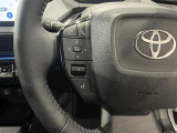 ステアリングスイッチ付きで、運転中に視線を前に向けたまま操作できます。