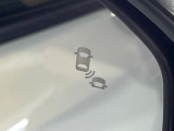 【ブラインドスポットインフォメーション】走行中、ドアミラーの死角になりやすい箇所に後続車が接近するとサイドミラー付近に警告を表示、ドライバーに注意喚起をしてくれます。