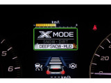 XーMODEは路面に応じてモードを選択するだけで4輪の駆動力やブレーキなどを最適にコントロール。悪路からのスムーズな脱出をサポートします。