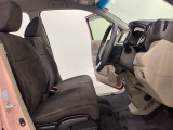 座面も厚みがあり背もたれも高く、広い足元にゆったり座れるシートです。運転席と助手席の間が空いている為、助手席側への移動がスムーズです。交通量の多い道でも助手席側から乗り降りができます。