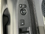 狭い駐車場で便利な電動格納ドアミラーが付いています。