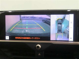 パノラミックビューモニター搭載。カメラで車両周囲の状況を映し出すため、狭い場所での駐車などに役立ちます。