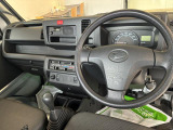 見易い計器類と運転し易いドライビングポジションは、視角も少なく前方&左右の見切りが良く運転し易いクルマです